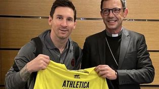 Lionel Messi recibió una camiseta del Vaticano firmada por el Papa Francisco