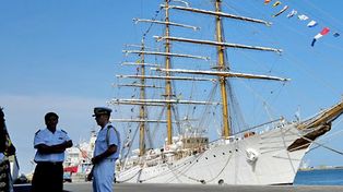 La vida diaria de los marinos de la fragata Libertad retenida en Ghana