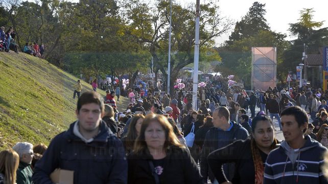 Una multitud eligió el feriado para visitar a los dinosaurios