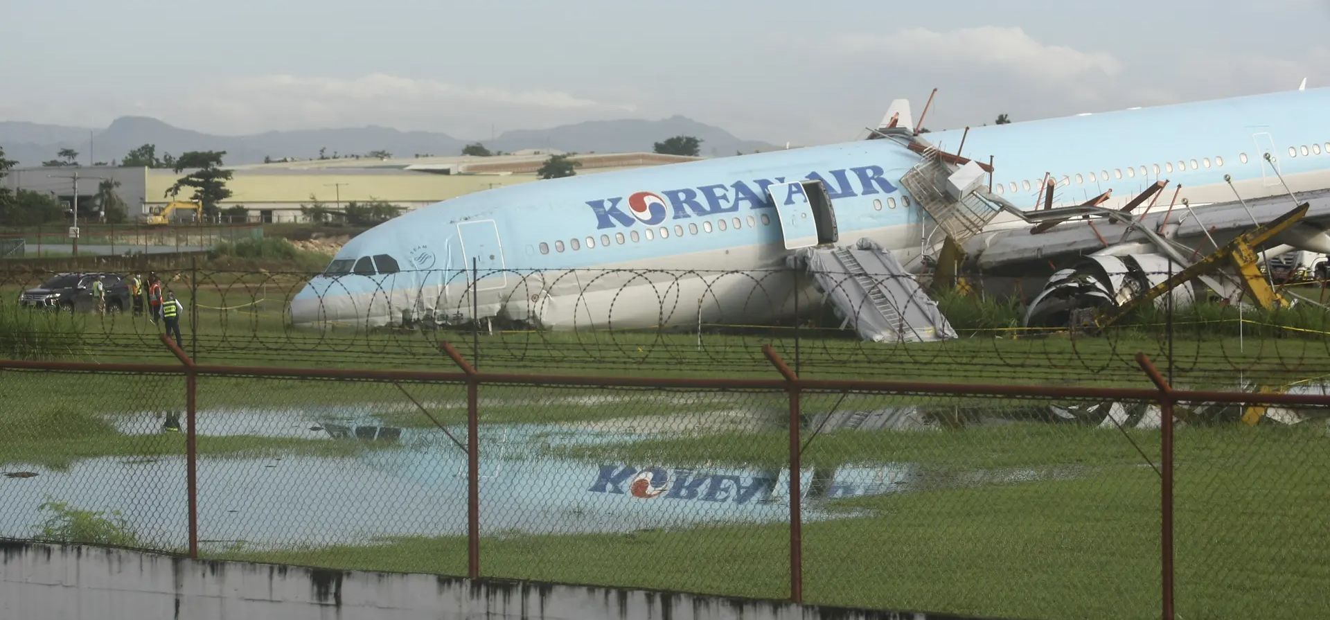 Cebú, Filipinas. Un avión de Korean Air dañado se encuentra cerca de la cerca perimetral en el aeropuerto internacional Mactan-Cebu después de sobrepasar la pista. Fotografía: Juan Carlo De Vela/AP Facebook Twitter