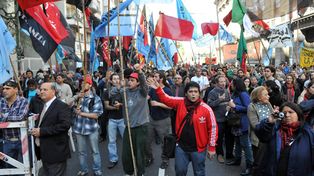 Masiva marcha al Congreso en repudio al crimen de un campesino santiagueño