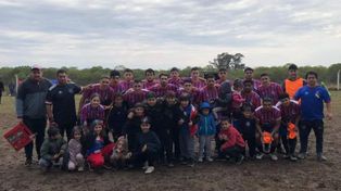 Tricolores. El plantel de Granaderos tras el triunfo y la clasificación.
