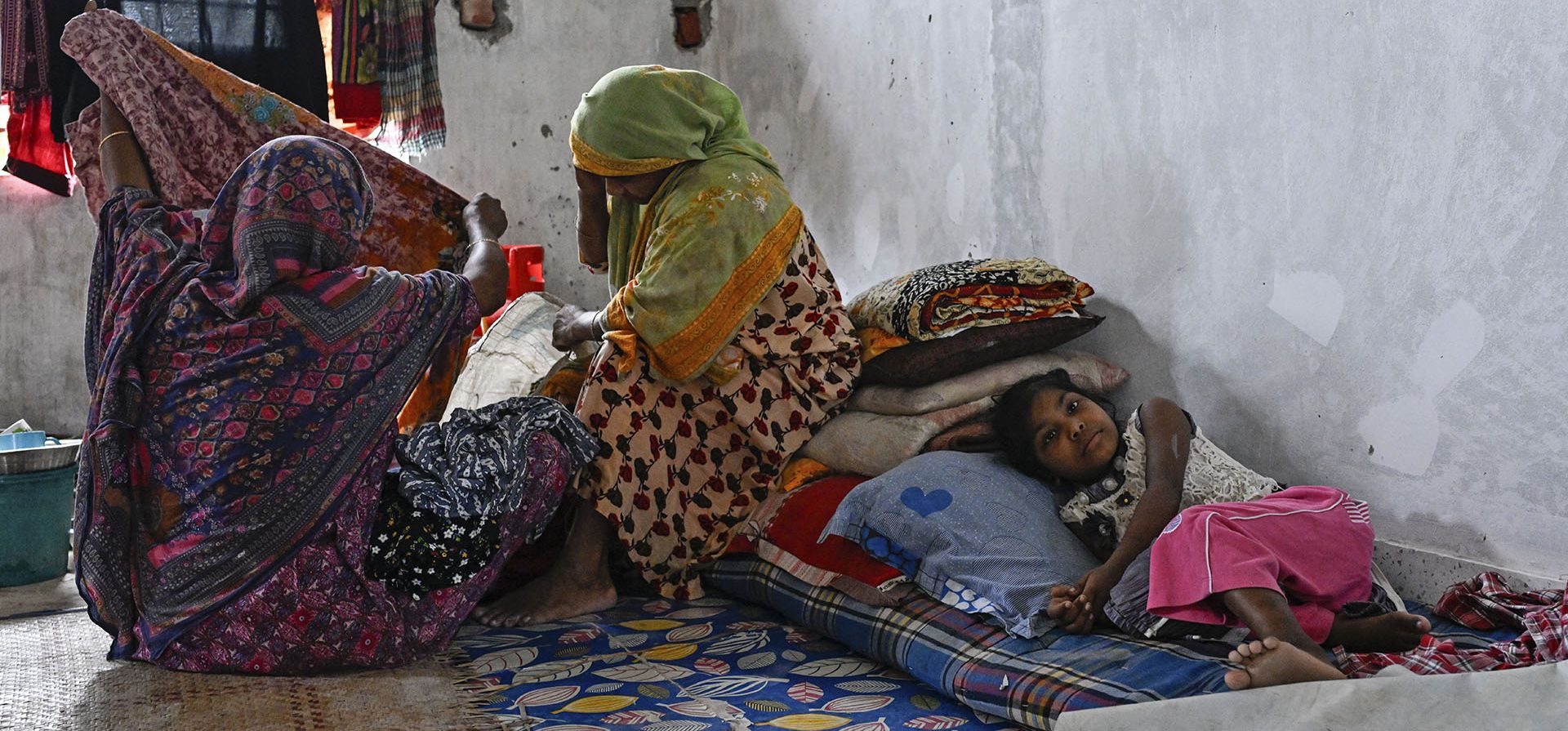 Personas desplazadas por las inundaciones descansan en un refugio de socorro en Mohipal, Feni, un distrito costero en el sureste de Bangladesh, el viernes 23 de agosto de 2024. (Foto AP/Fatima Tuj Johora) Personas desplazadas por las inundaciones descansan en un refugio de socorro en Mohipal, Feni, un distrito costero en el sureste de Bangladesh, el viernes 23 de agosto de 2024. (Foto AP/Fatima Tuj Johora)
