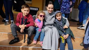 Angelina Jolie con niños ucranianos en la ciudad de Lviv.