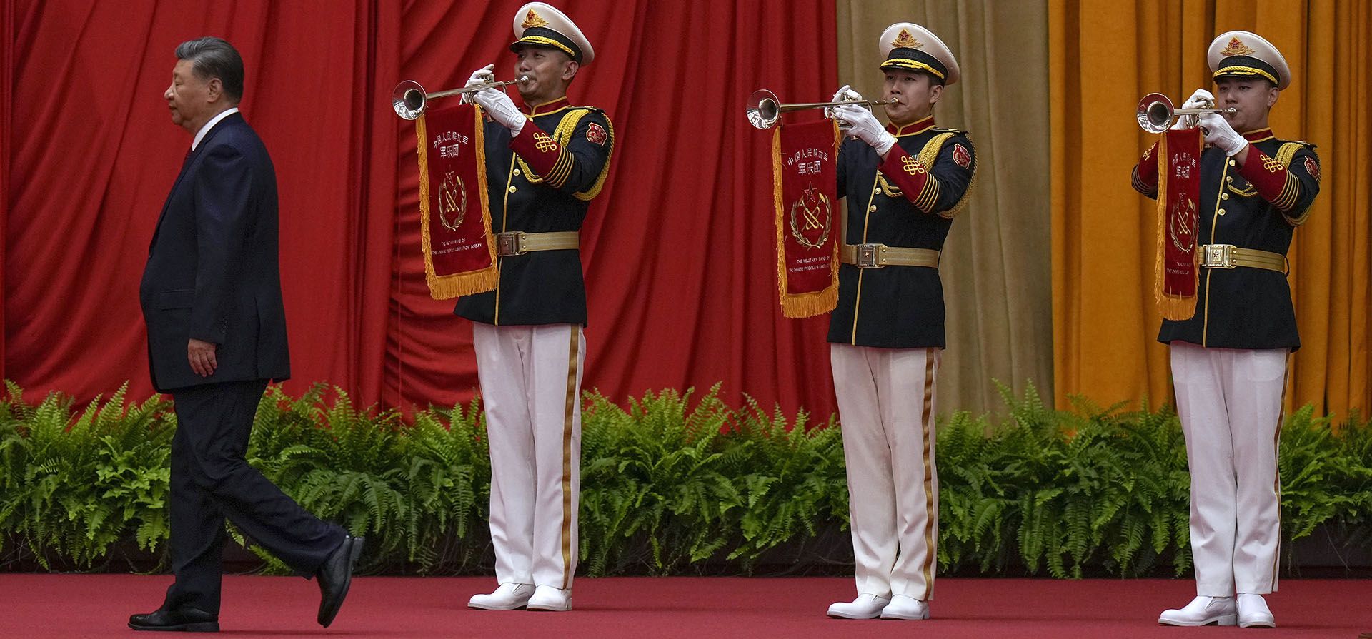 El presidente chino, Xi Jinping, camina junto a una banda de música mientras se dirige a pronunciar su discurso en una cena conmemorativa del 75º aniversario de la fundación de la República Popular China, en el Gran Salón del Pueblo en Beijing, el lunes 30 de septiembre de 2024. (Foto AP/Andy Wong) El presidente chino, Xi Jinping, camina junto a una banda de música mientras se dirige a pronunciar su discurso en una cena conmemorativa del 75º aniversario de la fundación de la República Popular China, en el Gran Salón del Pueblo en Beijing, el lunes 30 de septiembre de 2024. (Foto AP/Andy Wong)