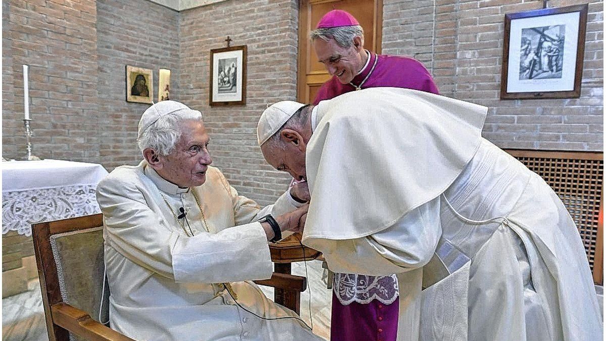 El Papa agradeció a Benedicto XVI por todo el bien que hizo