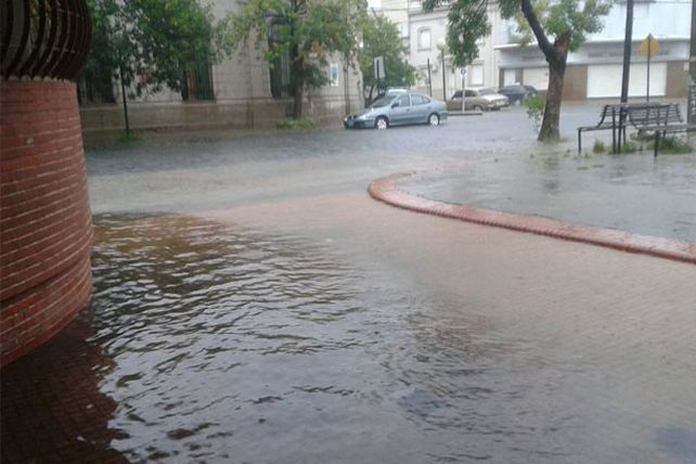 Calles anegadas e inconvenientes con el transporte por las lluvias