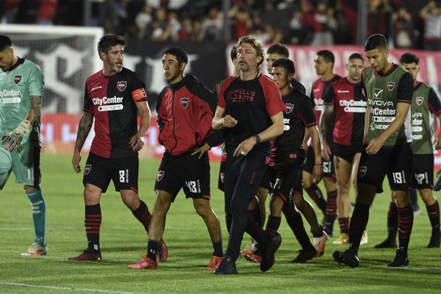 La última foto. El Gringo deja la cancha junto a sus jugadores tras perder ante Godoy Cruz. Hubo silbidos de parte de los hinchas.
