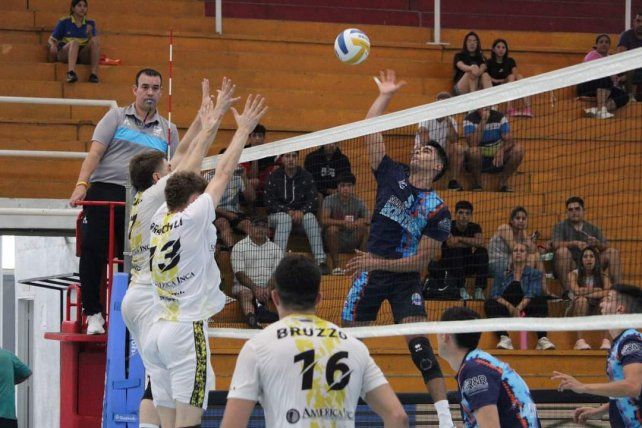 El equipo masculino de Normal 3 cayó ante Regatas de Corrientes 3-1 en un partido muy cerrado que se definió por detalles.