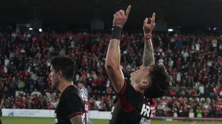 Hacia arriba. Brian Aguirre festeja el gol leproso, ante &nbsp;Central Córdoba, con Recalde al lado.
