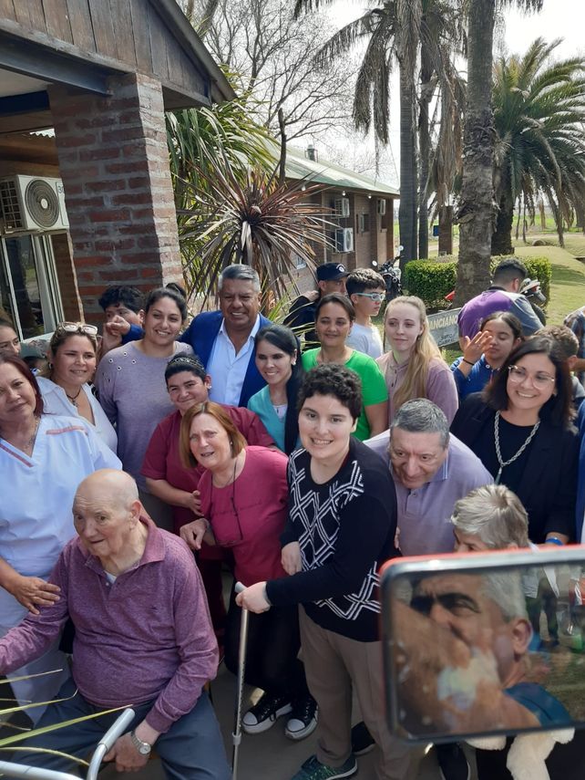 Tapia visitó el hogar de Ancianos local y recibió mucho cariño de los abuelitos y abuelitas.