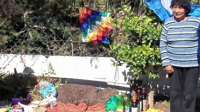 Símbolos. Celsa Tolaba se prepara para iniciar el ritual de agradecimiento en la boca de la Pachamama. 