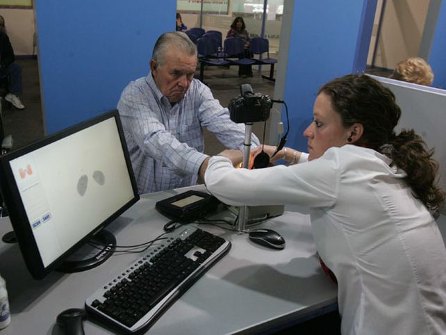 Exceptúan a los mayores de 75 años del trámite de renovación del nuevo DNI