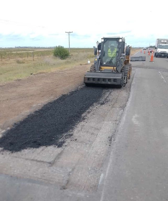 Entre Venado Tuerto y el acceso a San Eduard realizan bacheo de transitabilidad, en el kilómetro 611 sobre la mano hacia Rosario.
