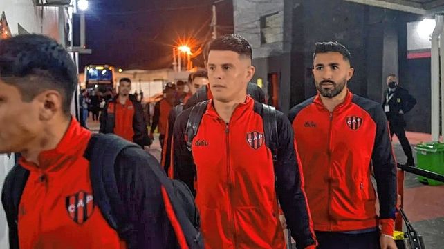 Los jugadores de Patronato llegaron caminando al Grella.