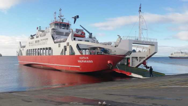 El ferry que une las dos orillas del canal de Magallanes es chileno