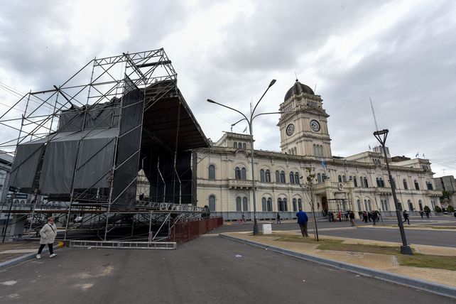 El escenario está instalado en el frente del CGE y la casa de gobierno quedó al costado.&nbsp;