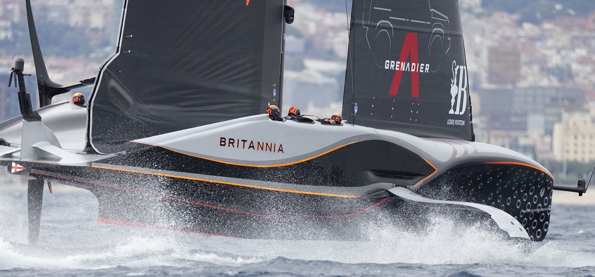 El Ineos Britannia compite durante la carrera 8 del día 5 de la 37.ª America's Cup de Louis Vuitton en Barcelona, España, el viernes 18 de octubre de 2024. (Foto AP/Bernat Armangue)