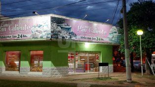 Robo frustrado: se llevó la caja registradora de una panadería, pero no pudo abrirla y la dejó