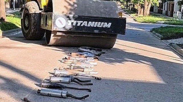 Los caños de escape antirreglamentarios se compactan para luego reciclarlos.
