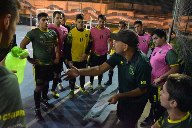 Lucio Acuña, DT de Parquefield, charla con sus jugadores se futsal.