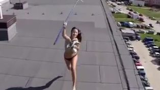 Un joven utilizó un dron para espiar a su vecina que tomaba sol en topless en una terraza