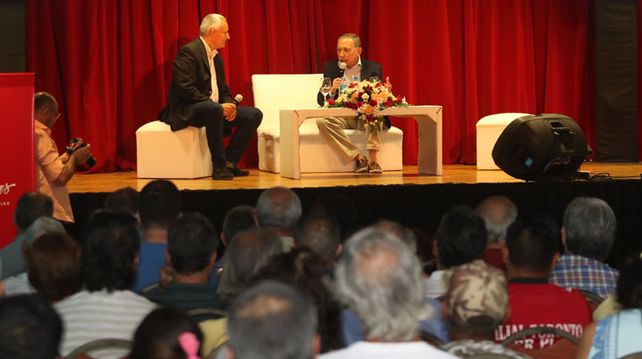 El libro de Carlos Monzón llegó a Mendoza
