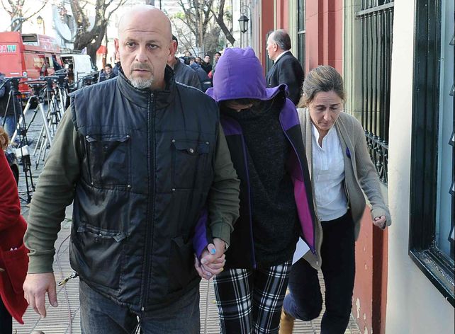 Un policía traslada a Magalí a la comisaría para reencontrarse con sus padres. (Foto: Télam)