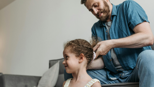 Taller de padres para que aprendan a peinar a sus hijas