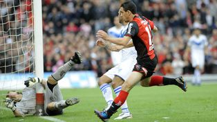 El gol de Maxi Rodríguez en el Torneo Inicial 2012 para ganar 1 a 0.