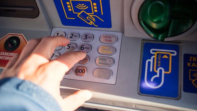 El policía se apropió de la tarjeta de débito del jubilado luego de que le pidiera ayuda para realizar una operación.