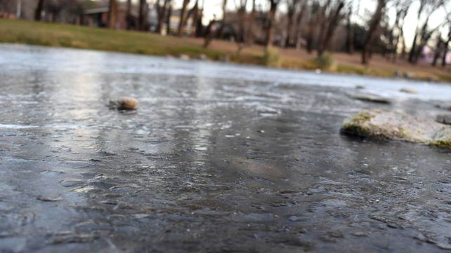 Las bajas temperaturas congelaron el río de Santa Rosa de Calamuchita
