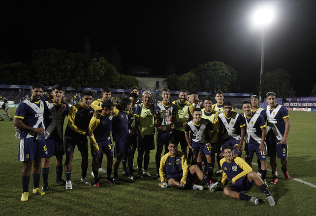 Misión cumplida. El canalla logró sumar minutos de rodaje futbolístico y además cumplió con rutinas físicas. Ante Defensor Sporting obtuvo la Copa Profesor Ricardo De León