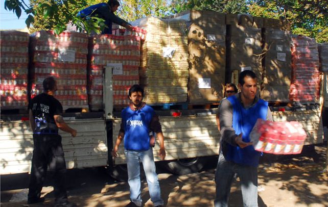 Militantes. Los jóvenes de La Cámpora participan de la ayuda solidaria.