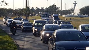 El ida y vuelta a la zona de la Costa, un transtorno de tránsito cotidiano en las Ruta 1 y 168.