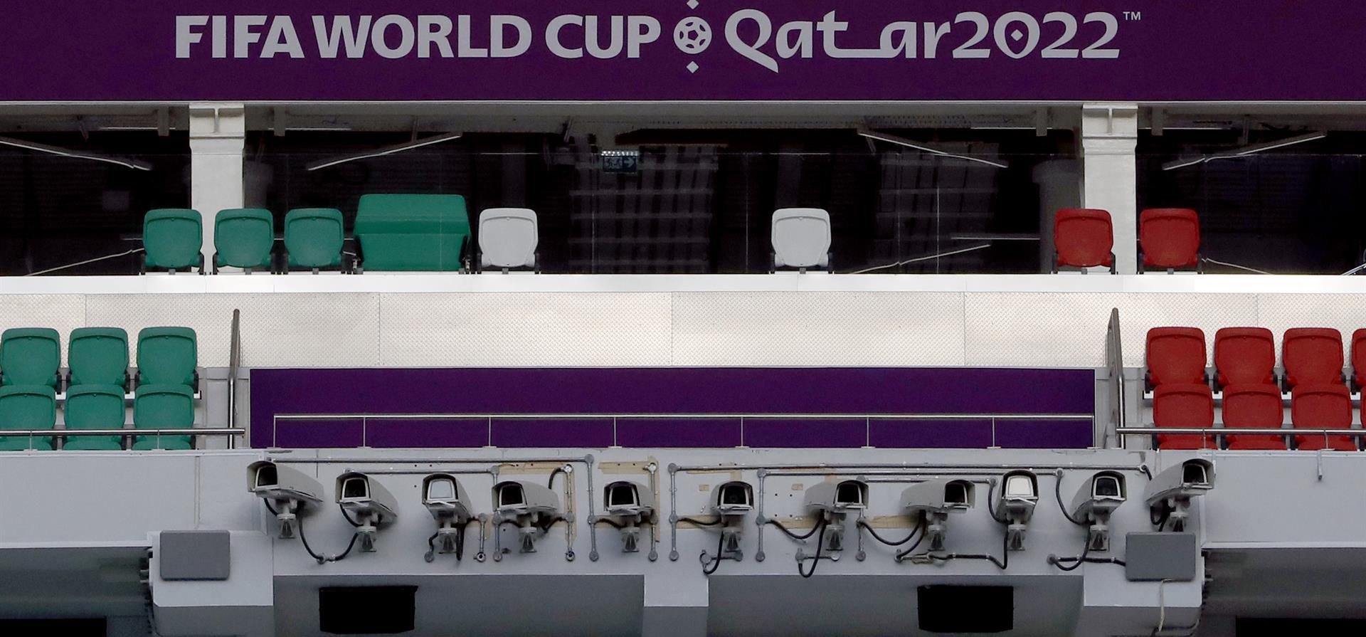 La seguridad es una de las prioridades de los organizadores de Qatar 2022, por lo que desarrollaron un centro de control desde el que vigilarán simultáneamente los 8 estadios del torneo mediante 15.000 cámaras y la inteligencia artificial. En la imagen, cámaras de vigilancia instaladas en el estadio Al Thumama. EFE/ Alberto Estévez
