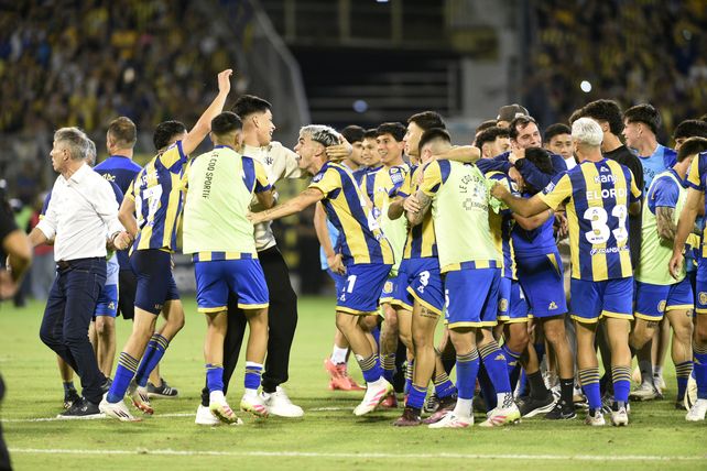 Los futbolistas de Central celebran eufóricos la clasificación a cuartos de final tras el 2-0 ante Estudiantes.