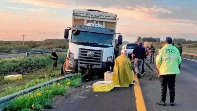 El camionero fue derivado al hospital Masvernat para determinar sus lesiones leves.