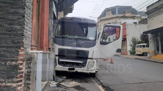 Un camión se estrelló contra el frente de un estacionamiento