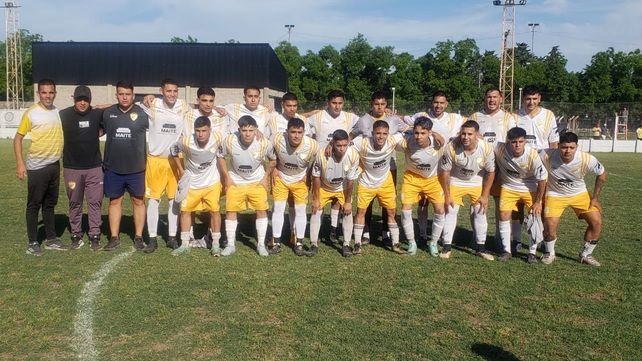 El plantel completo de Pablo VI que aguantó el 0 a 0 ante Unión de Alvarez y volvió a ser campeón de la Asociación Rosarina de Fútbol.
