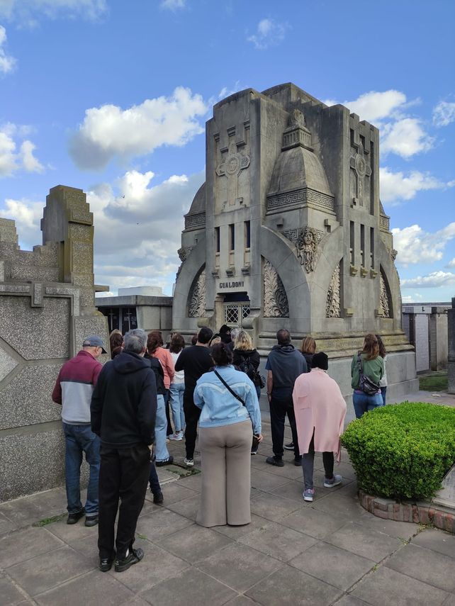 El arte funerario se aprecia en los detalles moldeados en los panteones del cementerio.