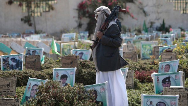 Un partidario armado del Movimiento Yemení Houthi visita las tumbas de los rebeldes Houthi, Yemen, Sanaa.