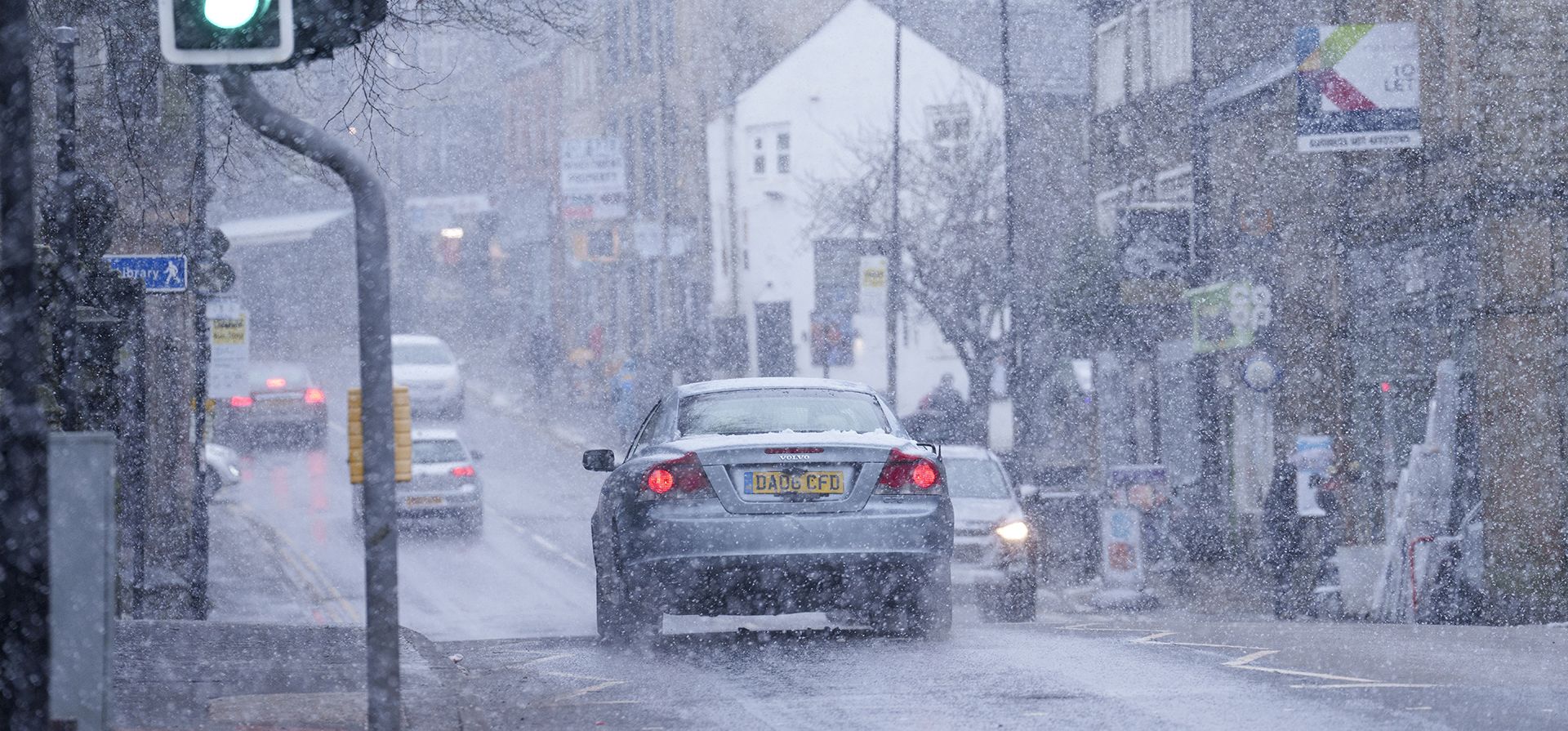 Una fuerte nevada cae en la calle principal de Saddleworth, Inglaterra, el martes 7 de enero de 2025. (Foto AP/Jon Super) Una fuerte nevada cae en la calle principal de Saddleworth, Inglaterra, el martes 7 de enero de 2025. (Foto AP/Jon Super)
