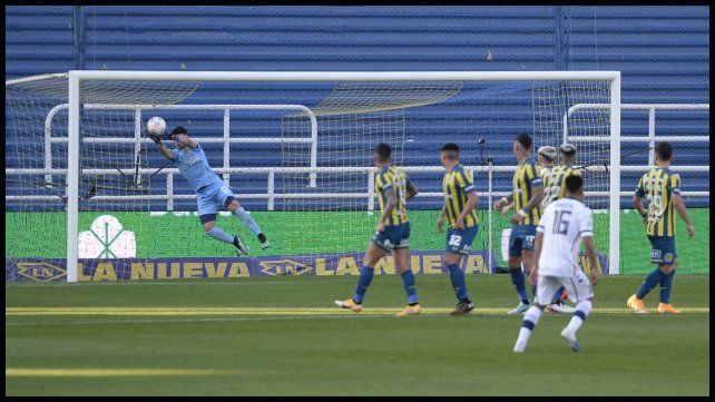 El arquero Juan Pablo Romero despeja un excelente tiro libre de Mancuello.