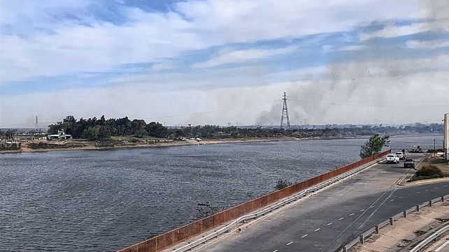 La quema de pastizales en la zona de islas cubrió de humo a gran parte de Santa Fe﻿