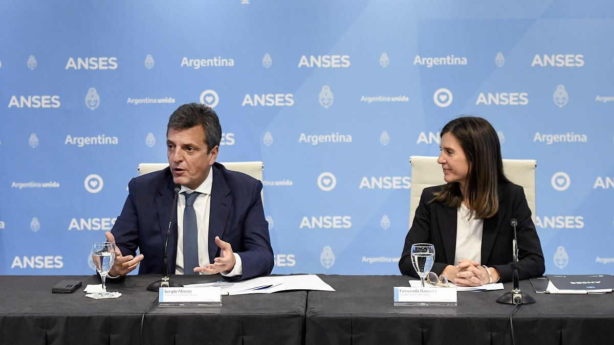 Anunciaron un aumento del 15,6% y un bono para jubilados