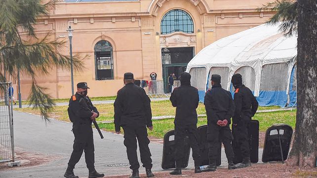 custodiados. El refugio para personas en situaci&oacute;n de calle volvi&oacute; ayer a su funci&oacute;n original: centro de aislamiento para pacientes con Covid-19.