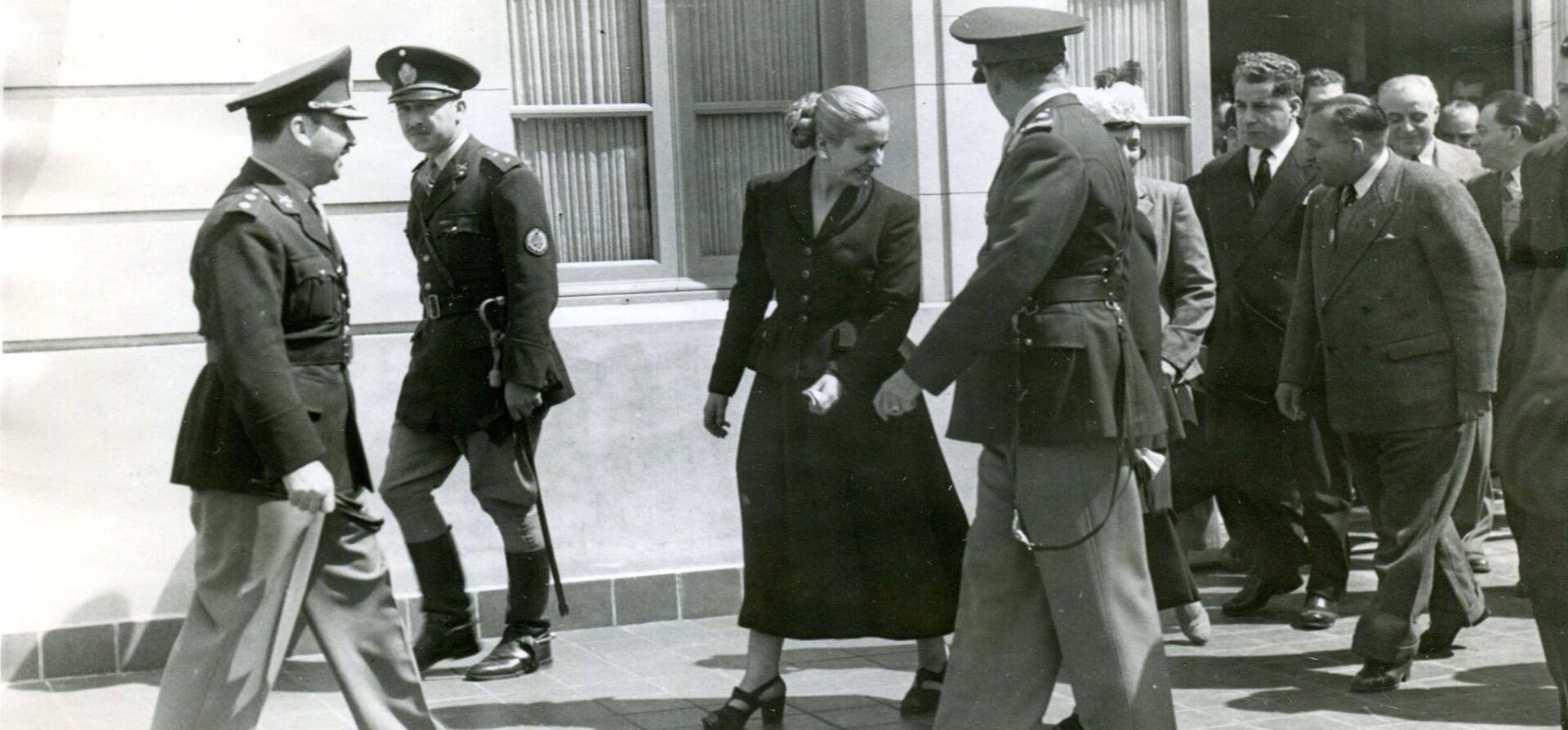 Evita camina en el patio interior de la Jefatura de Policía, 1948.