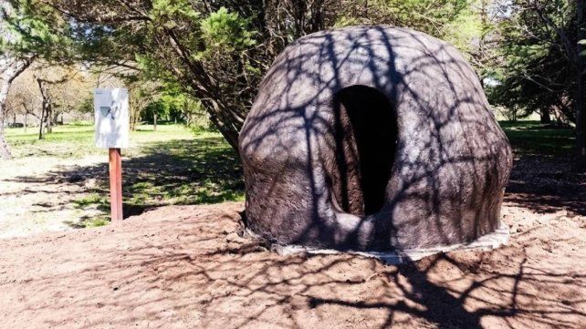 Hábitat de barro y memoria viva: Villa Elisa inaugura un nido gigante de hornero construido en comunidad