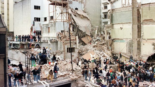 El atentado contra la AMIA se convirtió en uno de los momentos más oscuros en la historia de la Argentina.